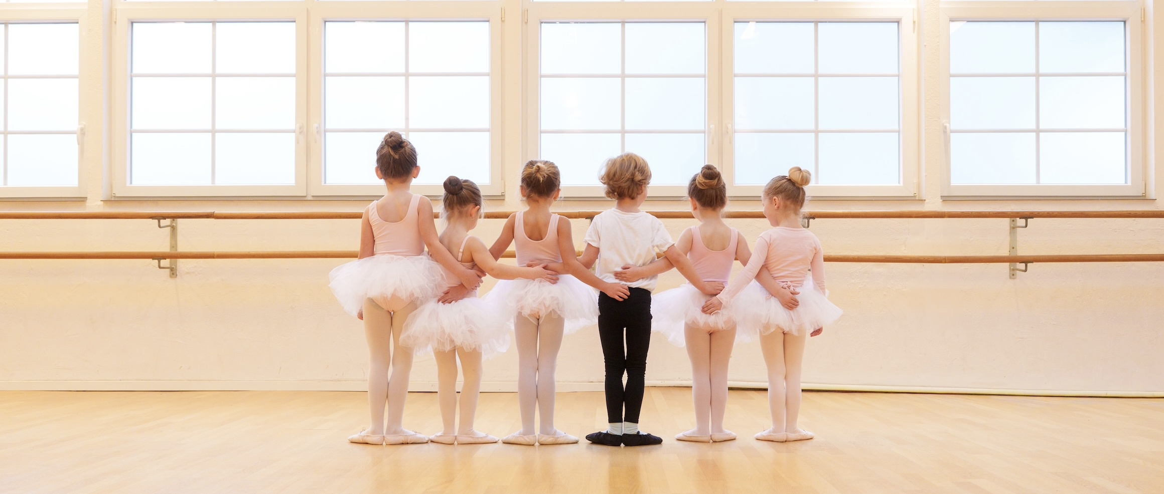 Pre Ballett Kinder in Reihe im Ballettsaal von hinten