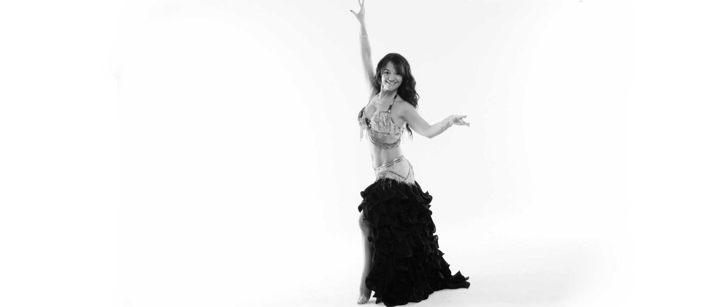 Tänzerin tanzt Bauchtanz im Studio Siegburg