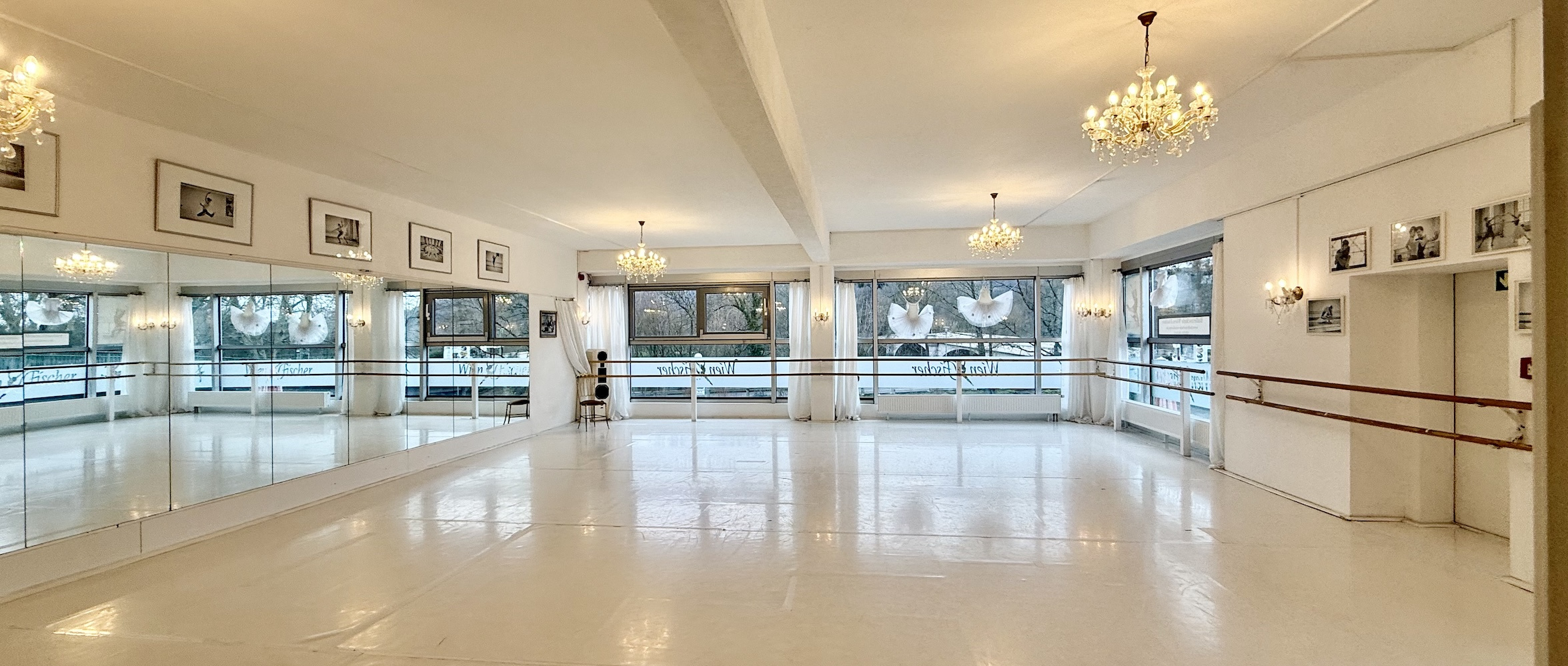 Tanzsaal Bad Honnef weißer Schwingboden Kronleuchter Fensterfront Tanzstudio Nett & Friends