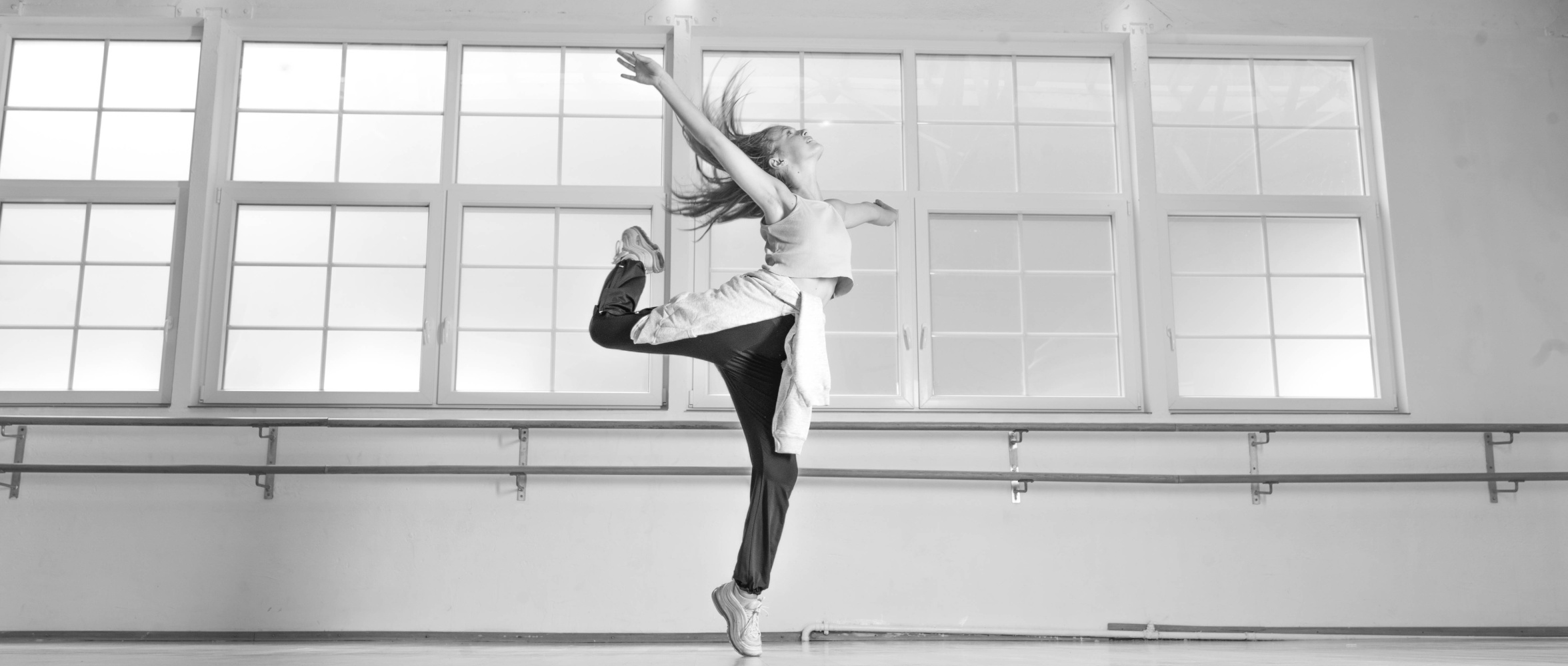 Tänzerin im grazilen Sprung beim Streetjazz & Jazz Dance Kurs der Tanzschule Nett & Friends Köln