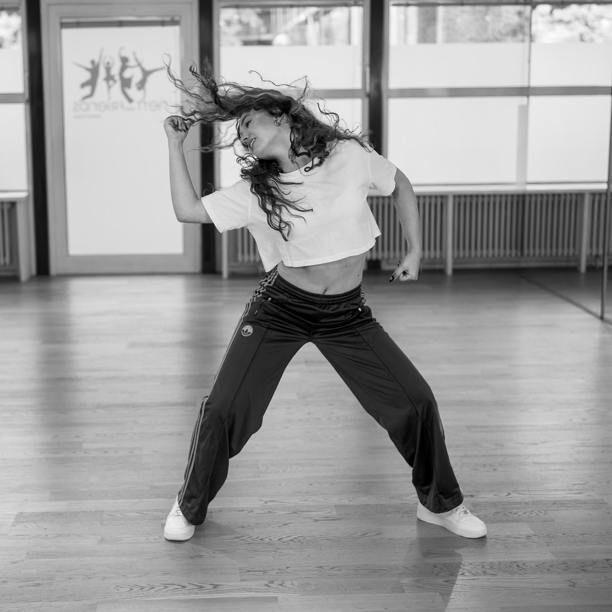 Dunia in energiegeladener Hip-Hop-Pose bei Nett & Friends