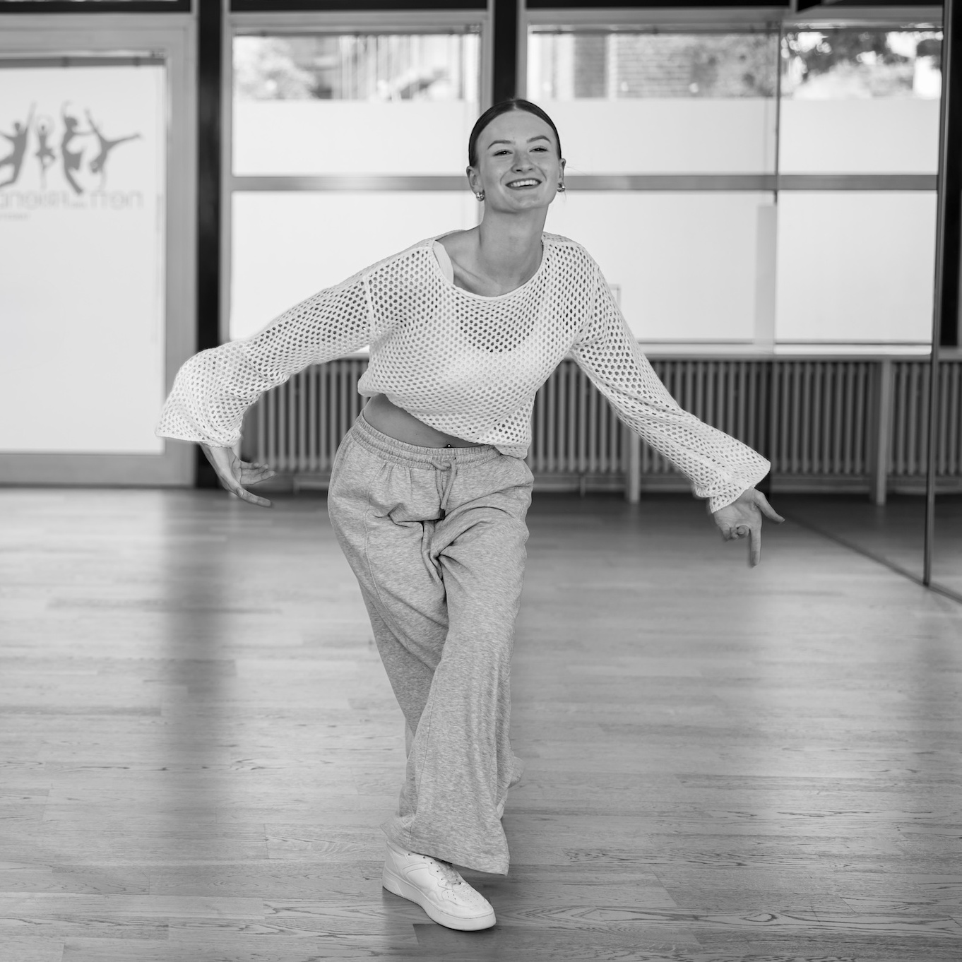 Emily Volik in urbaner Hip-Hop-Pose im Nett & Friends Tanzstudio