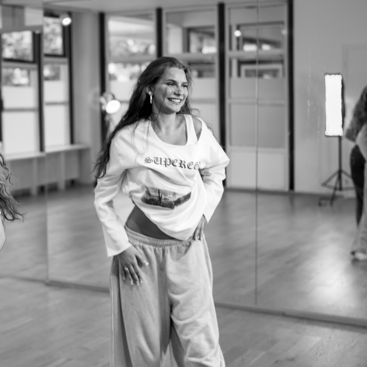 Elina unterrichtet Hip Hop im Tanzsaal – motivierend, dynamisch und mit Freude an der Bewegung.