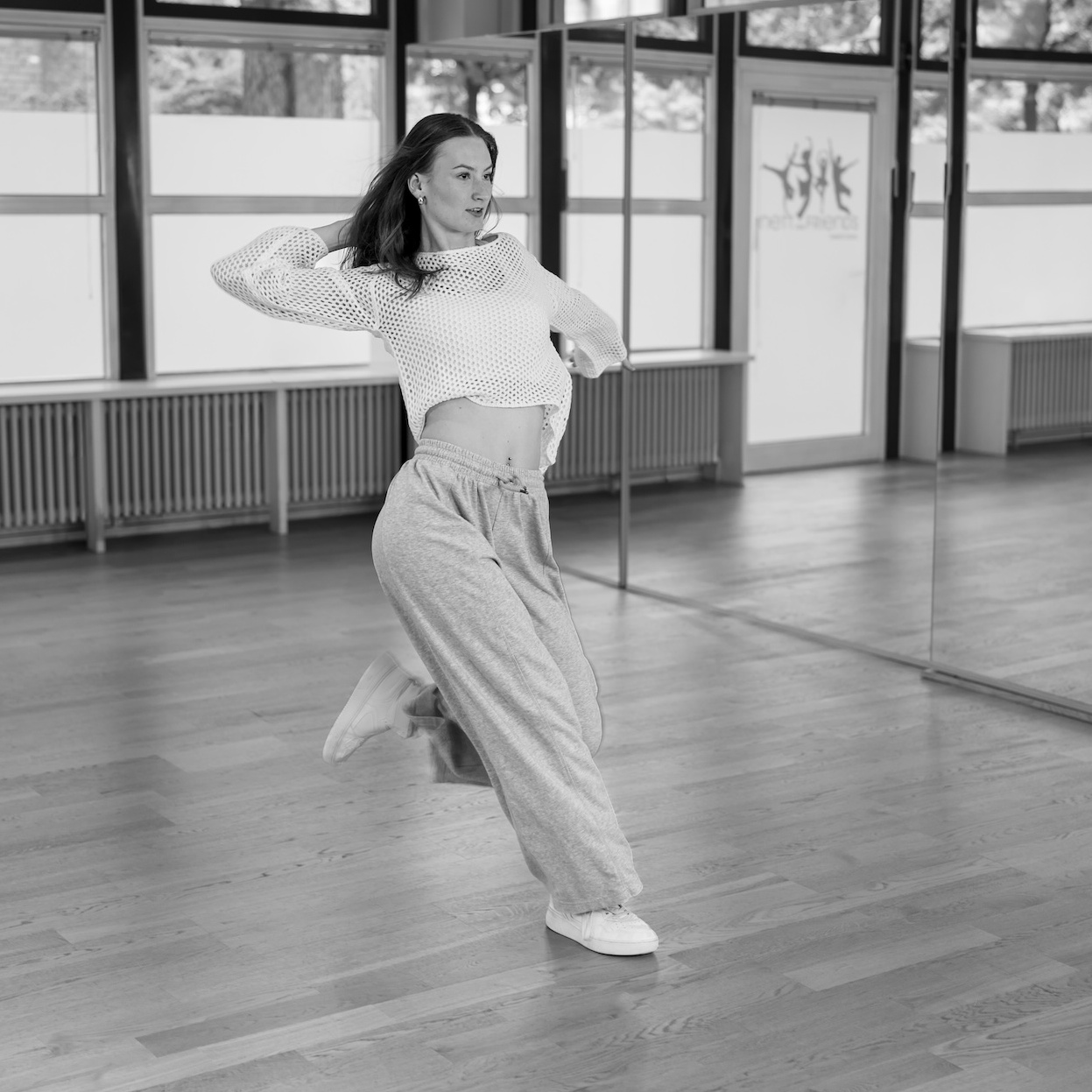 Emily Volik tanzt Hip-Hop im hellen Tanzstudio von Nett & Friends