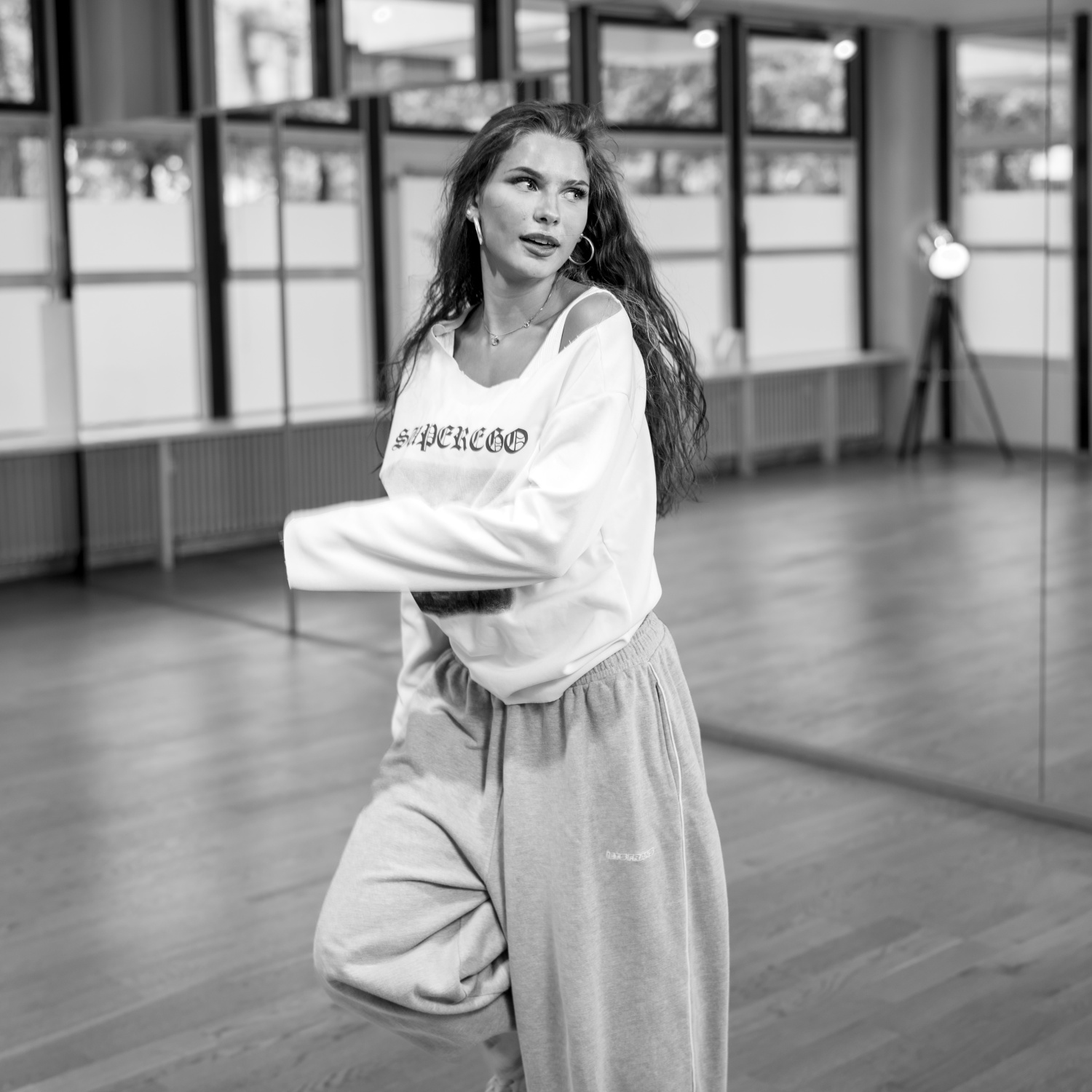 Elina im Tanzsaal mit Hip Hop Kids – engagierte Tanzpädagogin in der Tanzschule Nett & Friends.