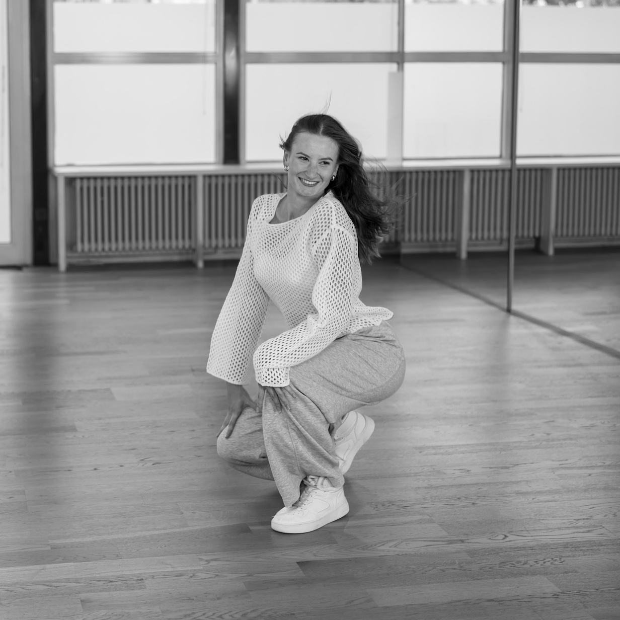 Emily Volik in urbaner Tanzpose im Nett & Friends Tanzstudio
