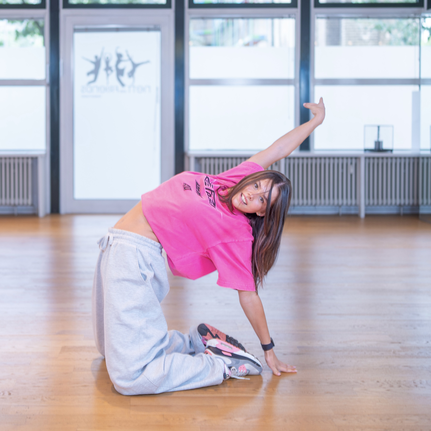 Laura-Marie Dembour in kraftvoller Hip-Hop-Pose am Boden