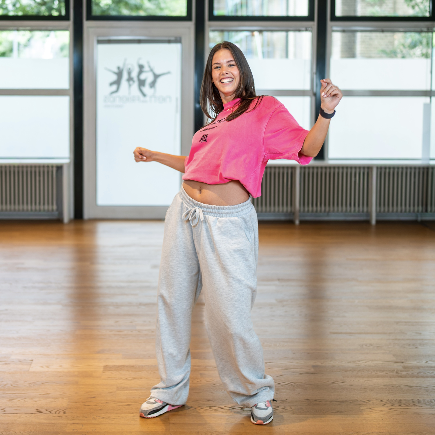 Laura-Marie Dembour im Tanzsaal mit moderner Hip-Hop-Pose