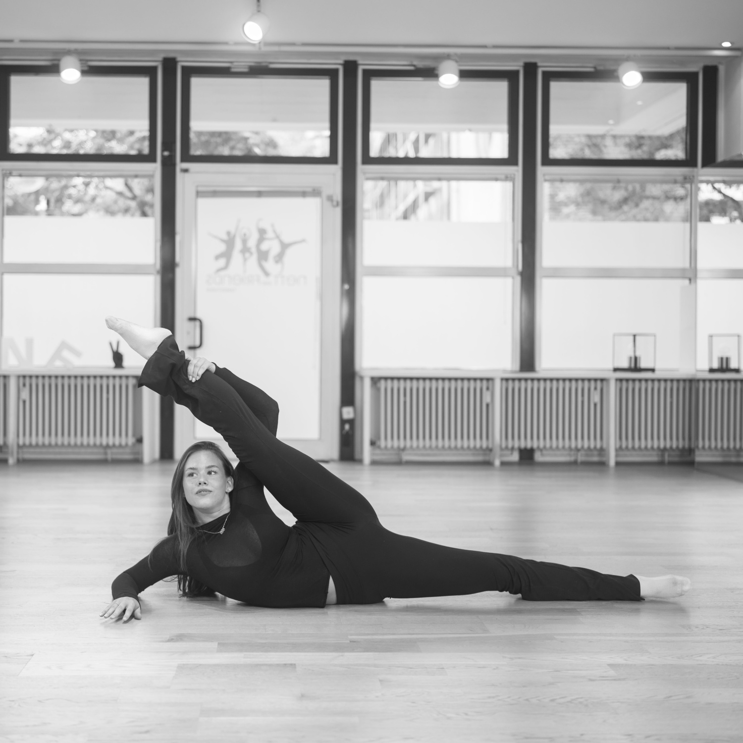 Laura-Marie Dembour in Streetjazz-Pose am Boden