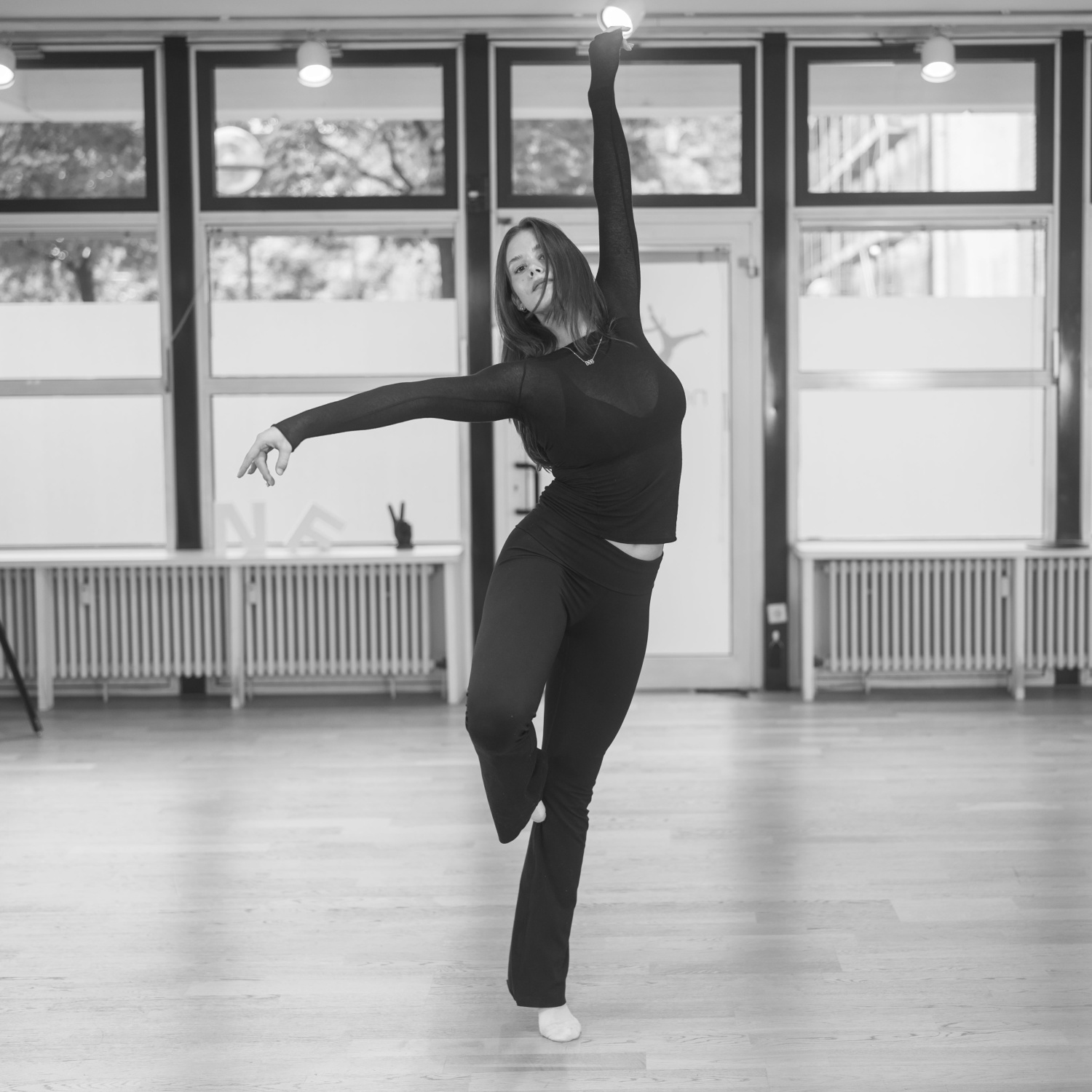 Laura-Marie Dembour zeigt ausdrucksstarke Hip-Hop-Posen im Studio