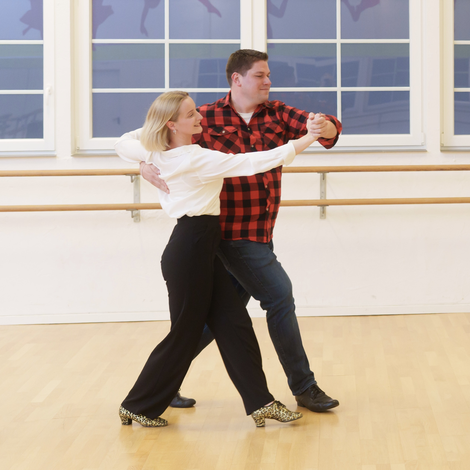 Paartanz Standard/Latein in dynamischer Bewegung im Tanzsaal