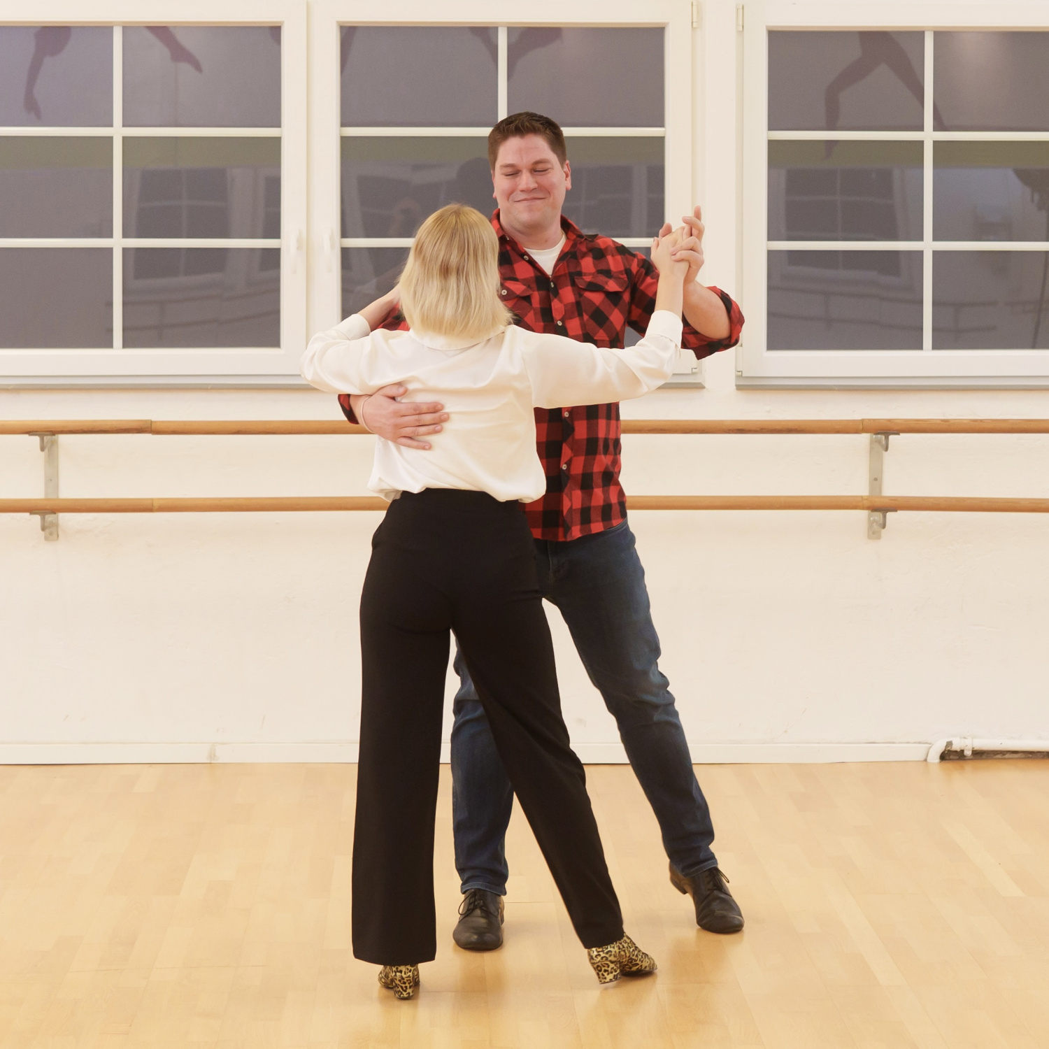 Christian Burde beim Discofox mit Tanzpartnerin im Tanzsaal der Tanzschule Köln-Ehrenfeld