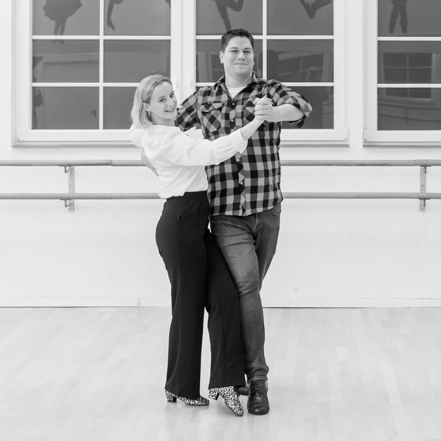 Paartanzfoto Standard/Latein mit Tanzpartner auf dem Parkett