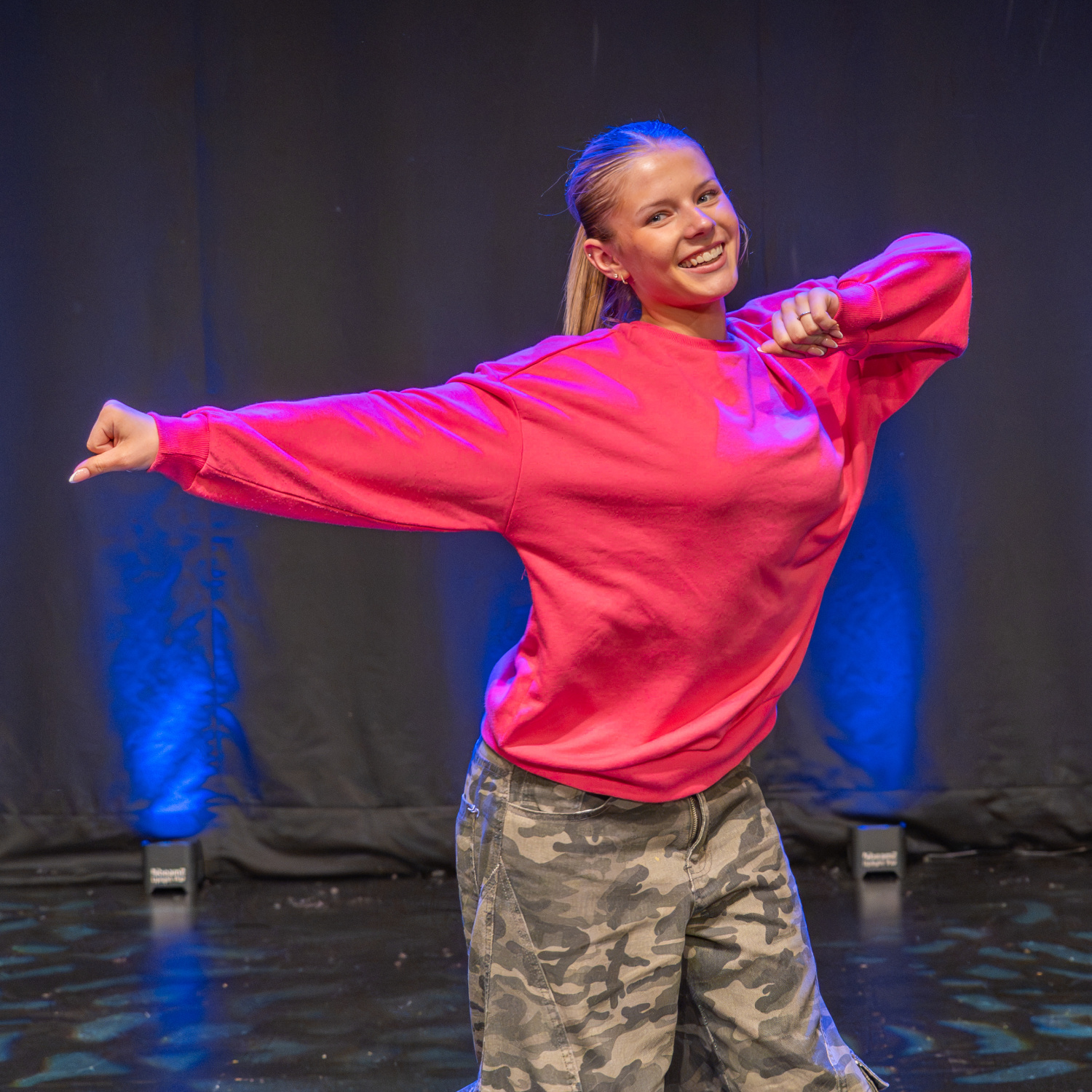 Marie Seither zeigt kraftvolle Hip-Hop-Moves auf der Bühne im Tanzstudio Nett & Friends