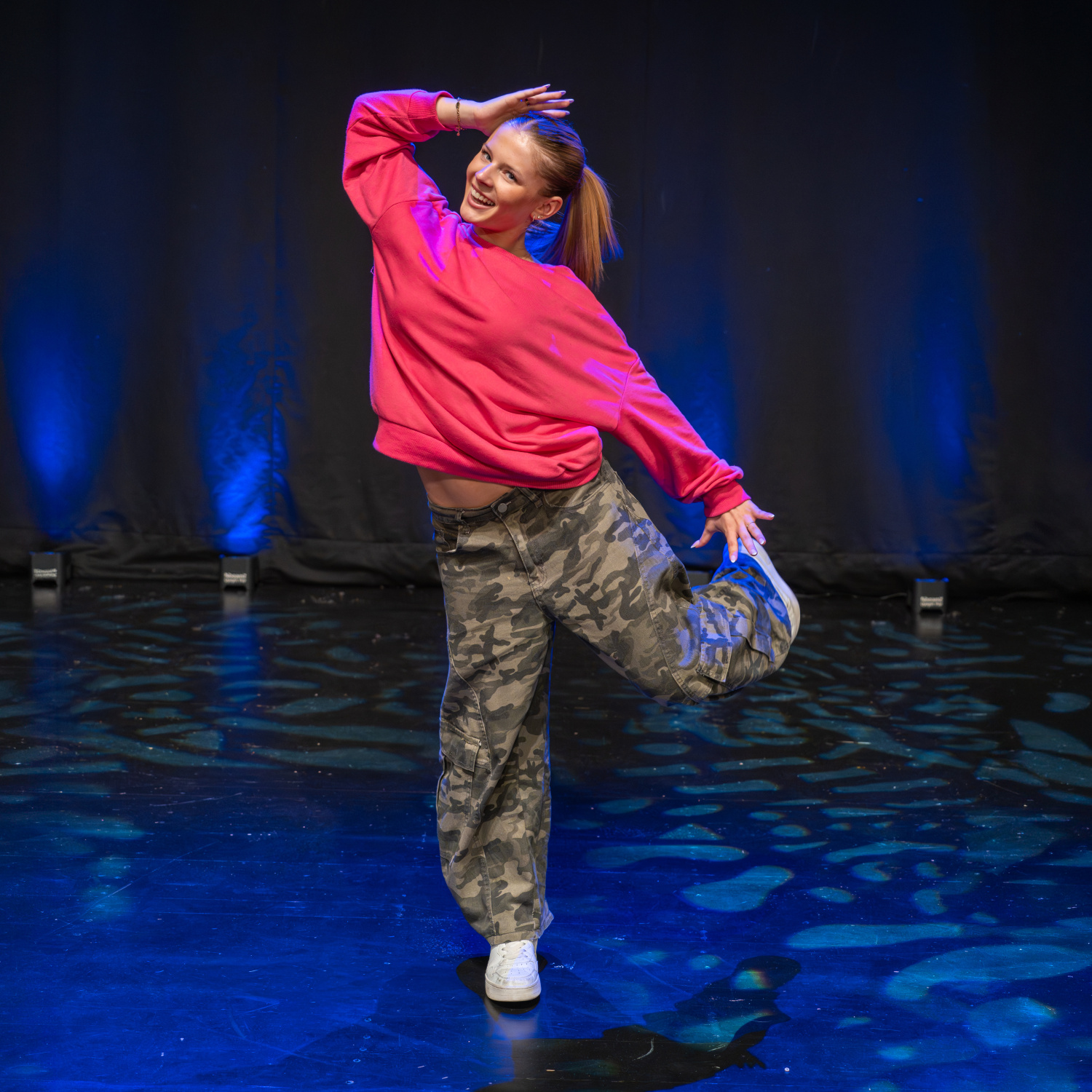 Hip-Hop-Tänzerin Marie Seither bei einer Bühnenperformance mit dynamischer Tanzpose