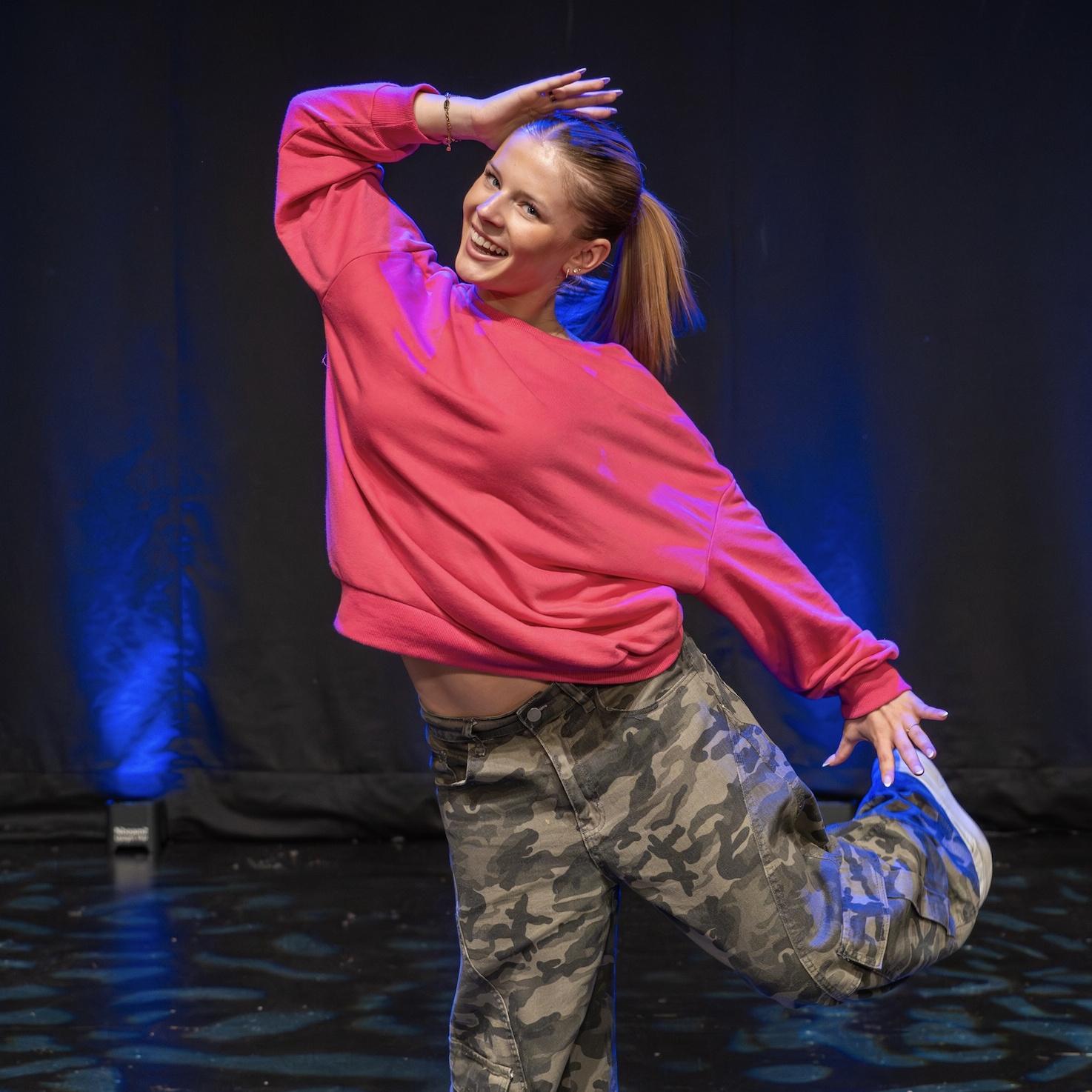 Marie Seither zeigt eine dynamische Hip-Hop-Pose auf dem Boden