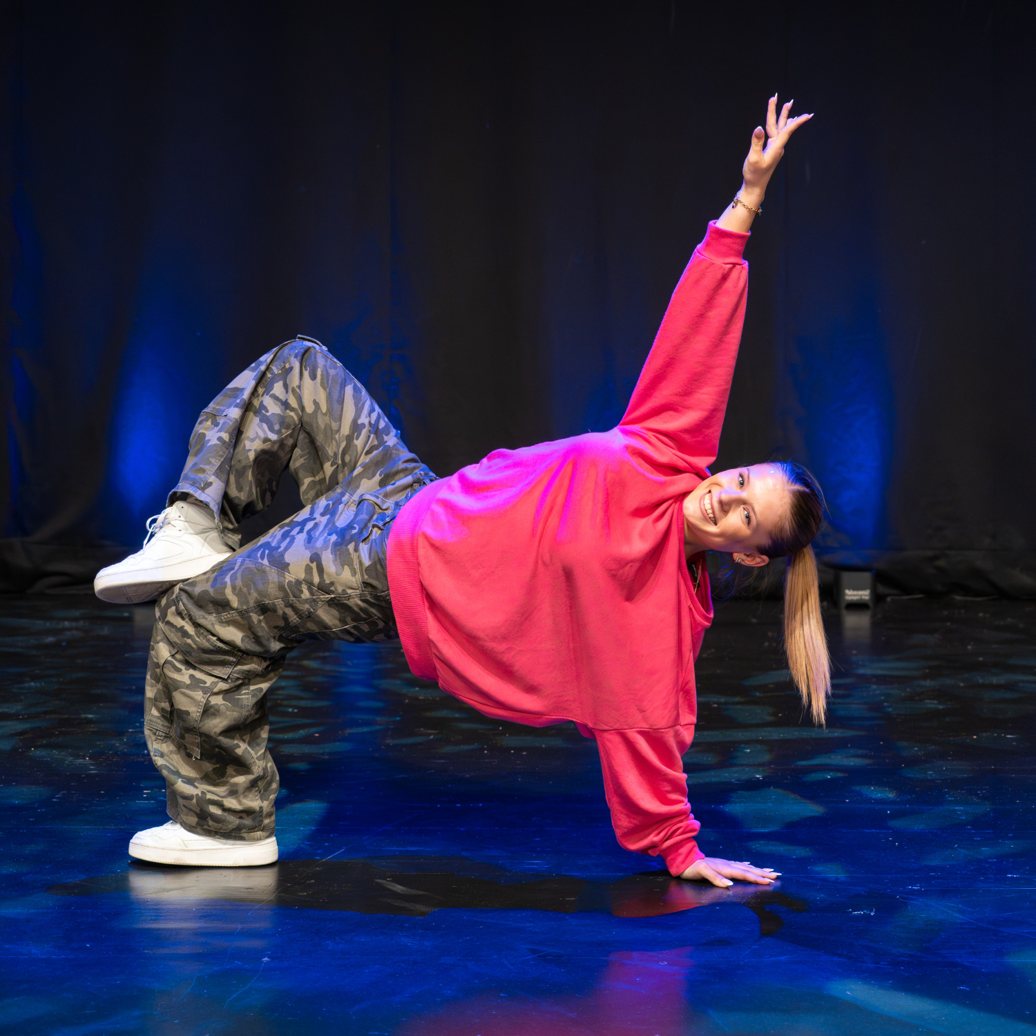 Marie Seither in ausdrucksstarker Hip-Hop-Pose auf der Bühne bei Tanzstudio Nett & Friends