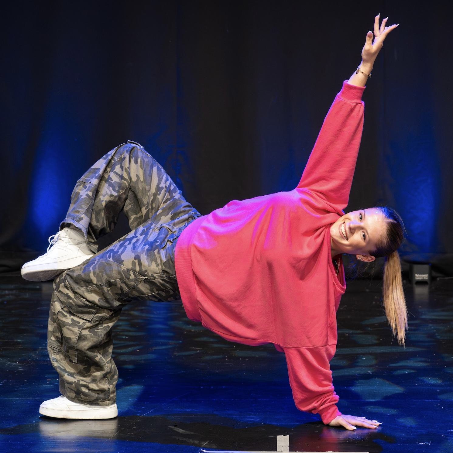 Marie Seither in Hip-Hop-Pose auf der Bühne bei Nett & Friends