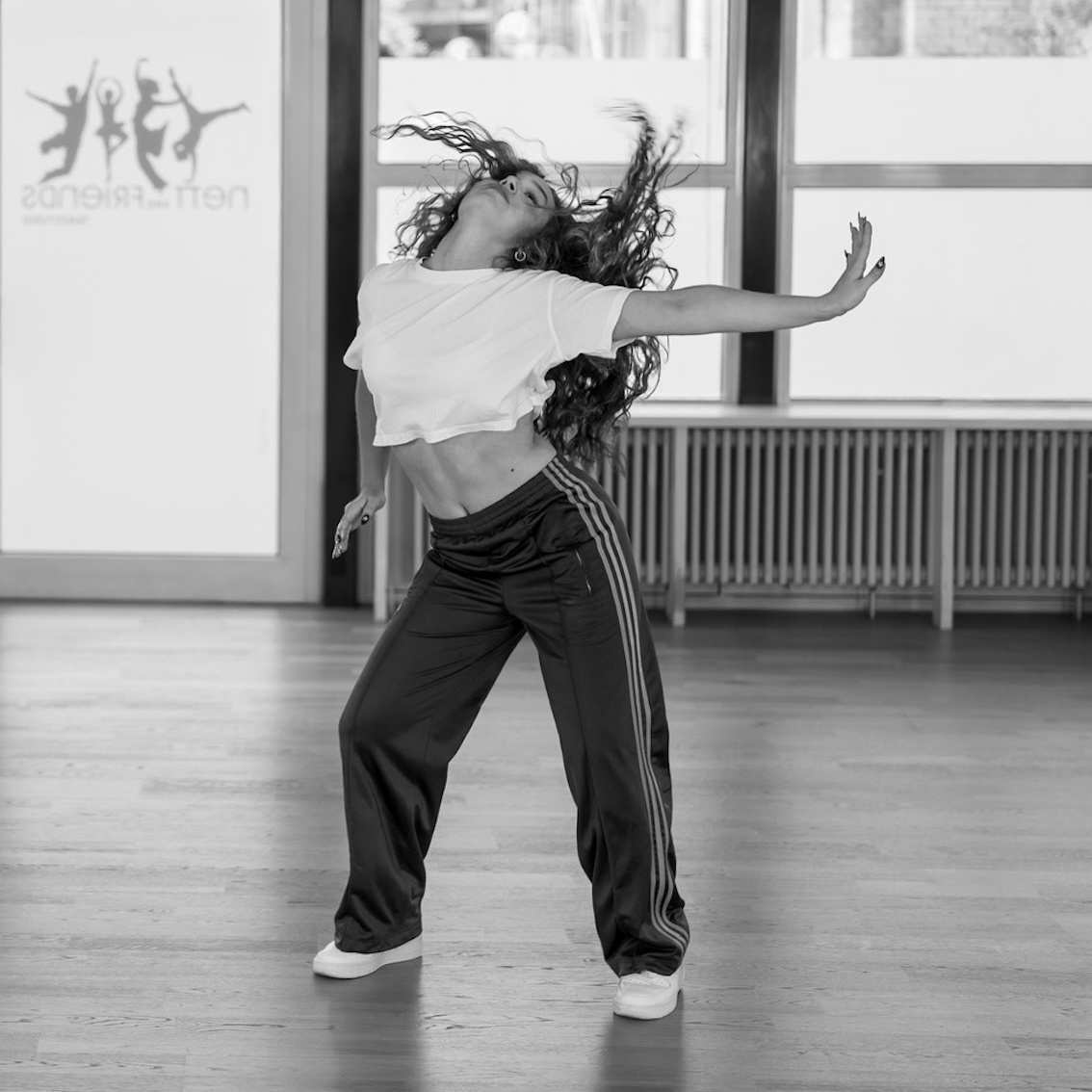 Dunia zeigt eine dynamische Tanzpose im Hip-Hop-Stil