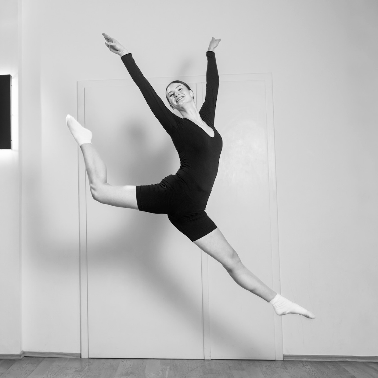 Emily Volik beim Sprung im Ballettstudio von Nett & Friends