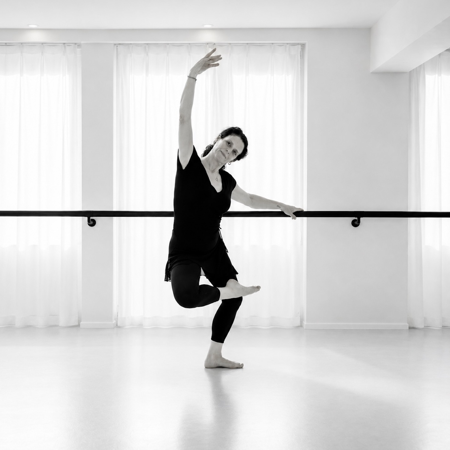     Ballettpädagogin Claudia Franziska Kothen zeigt ausdrucksstarke Tanzbewegungen im modernen Tanzsaal von Tanzstudio Nett & Friends.