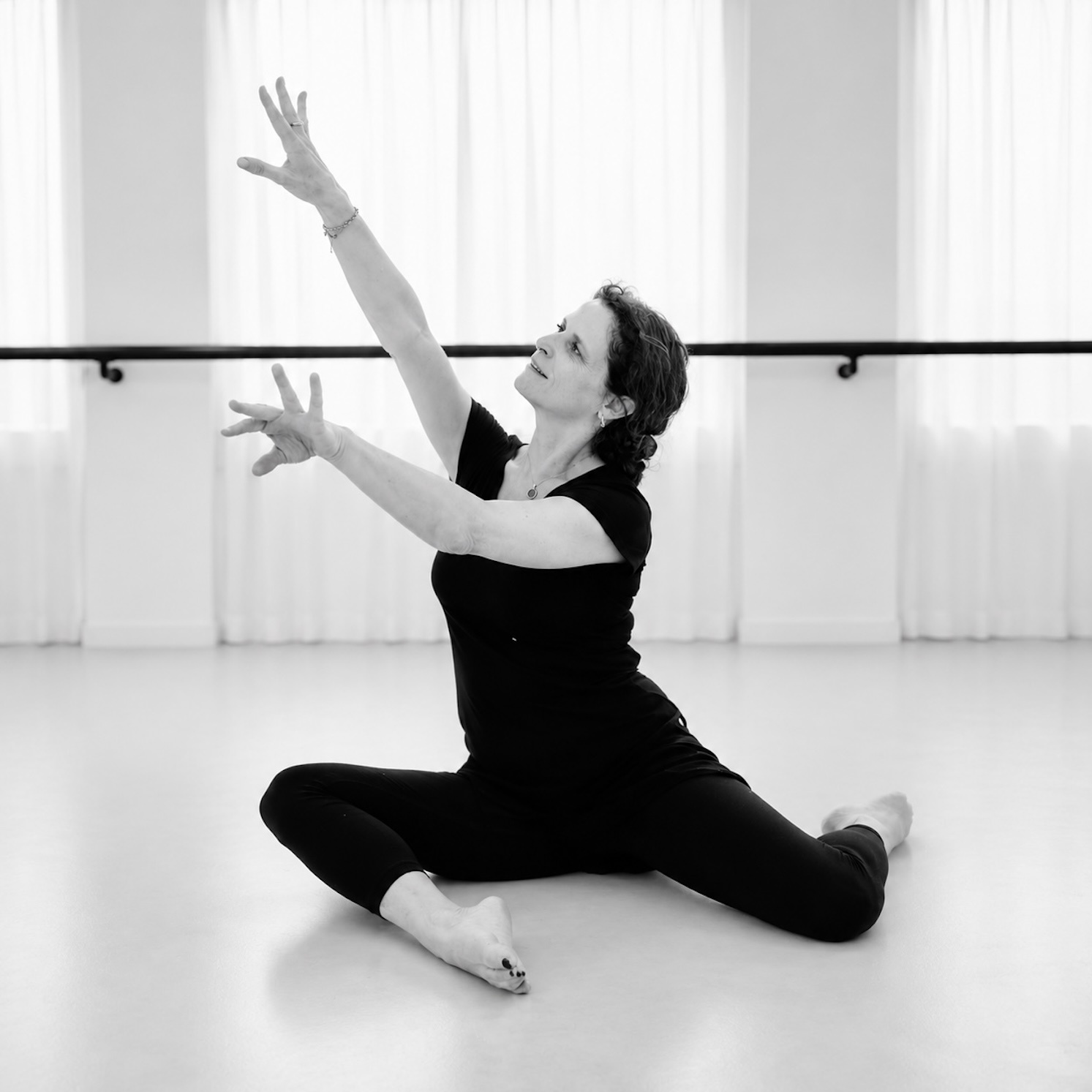 Claudia Franziska Kothen, Ballettpädagogin, in eleganter Tanzpose im hellen Tanzsaal des Tanzstudio Nett & Friends.