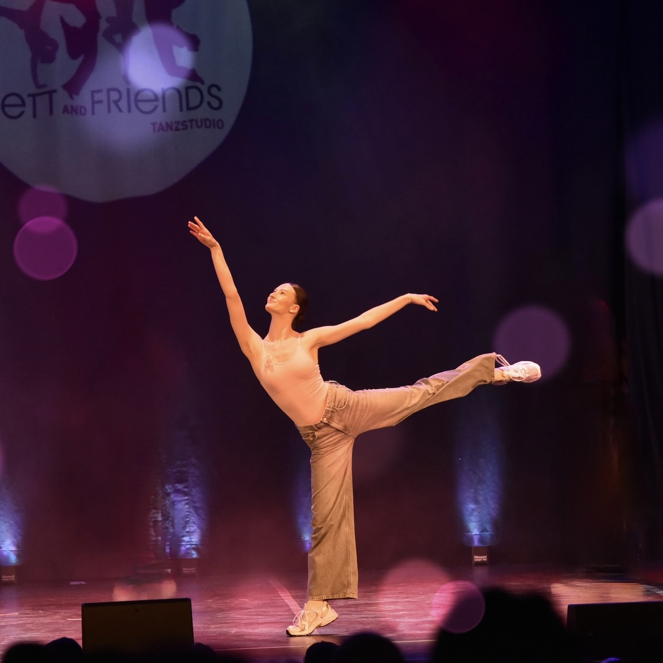 Emily Volik in eleganter Ballettpose auf der Bühne bei Nett & Friends