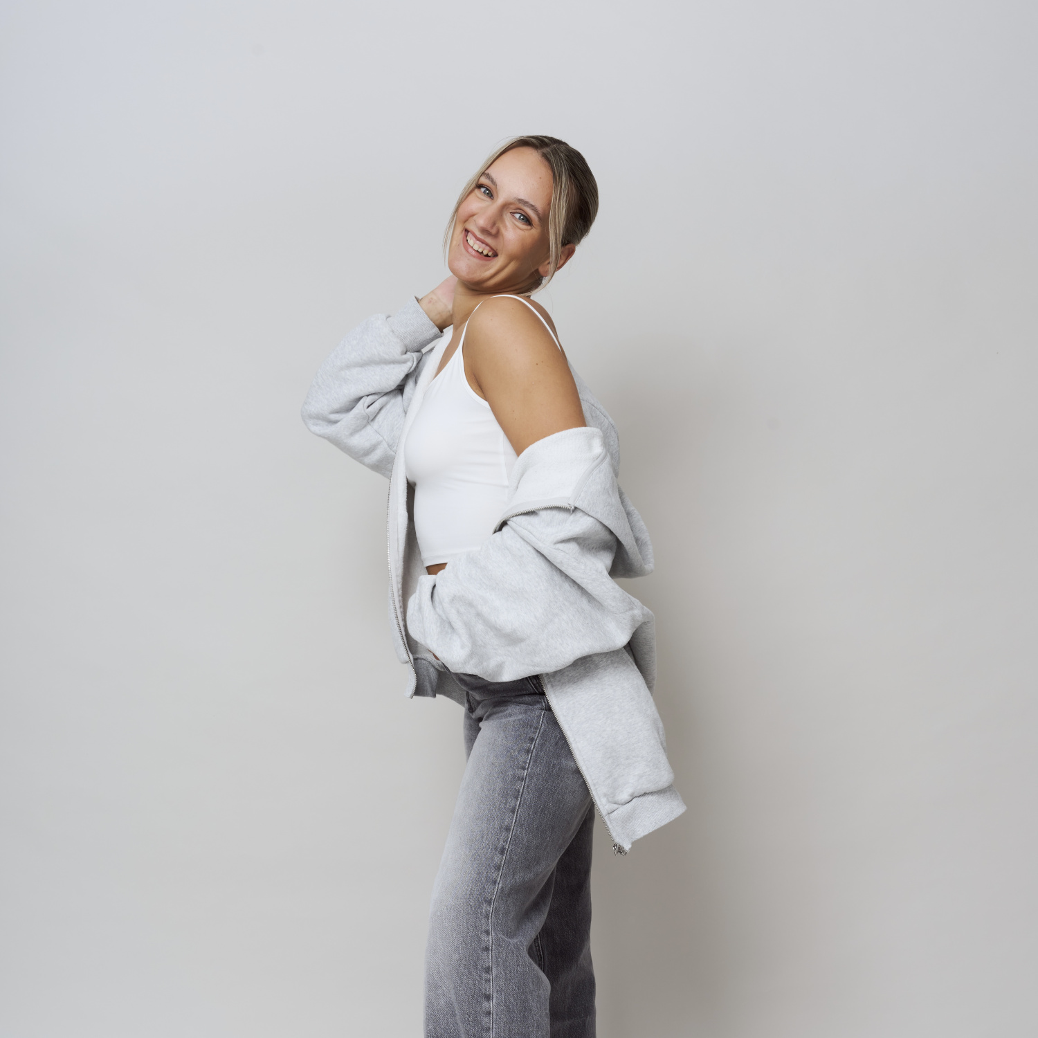 Vivien Aufdermauer lachend in Jeans, sympathisch und nahbar, authentische Ausstrahlung.