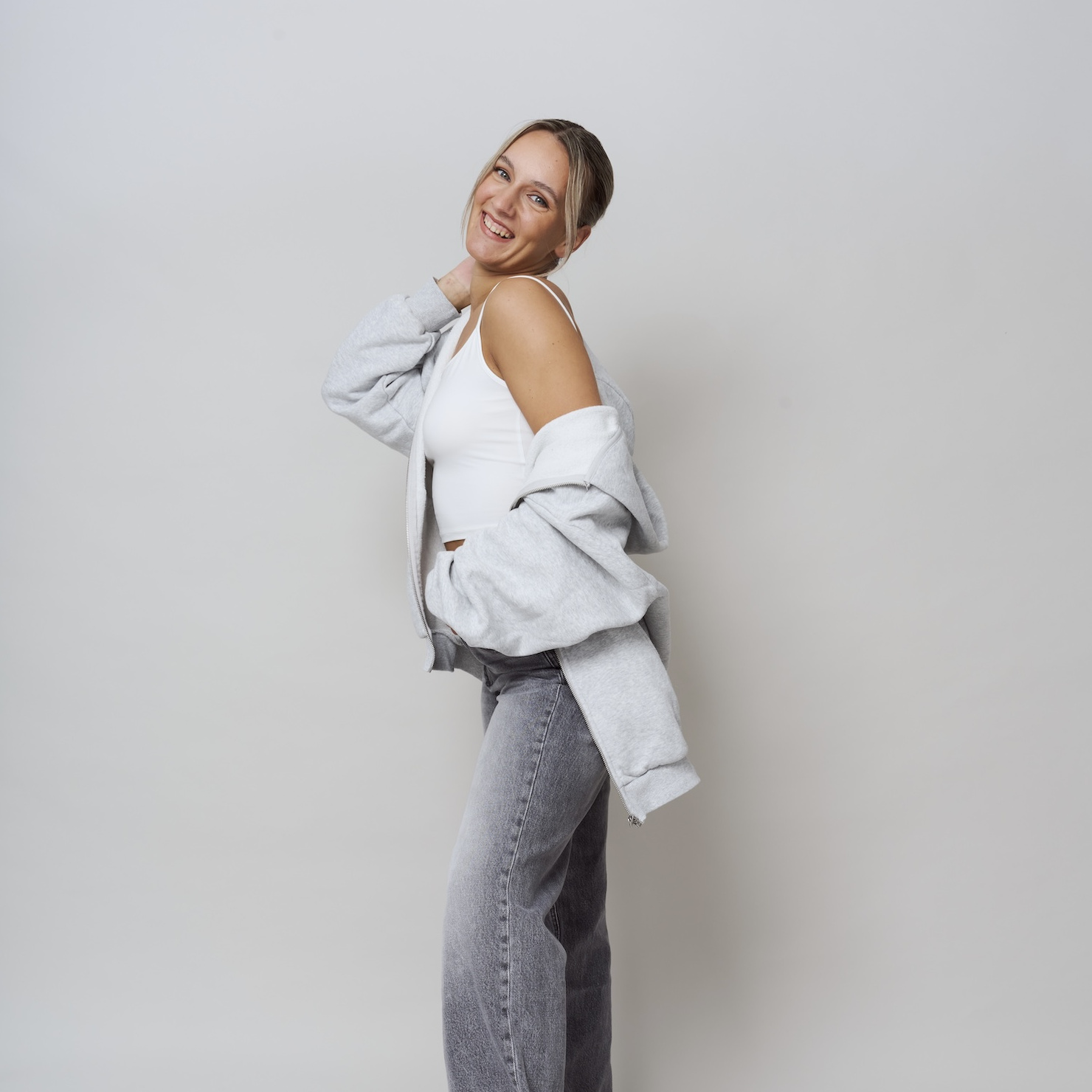 Vivien Aufdermauer lachend in Jeans, sympathisch und nahbar, authentische Ausstrahlung.