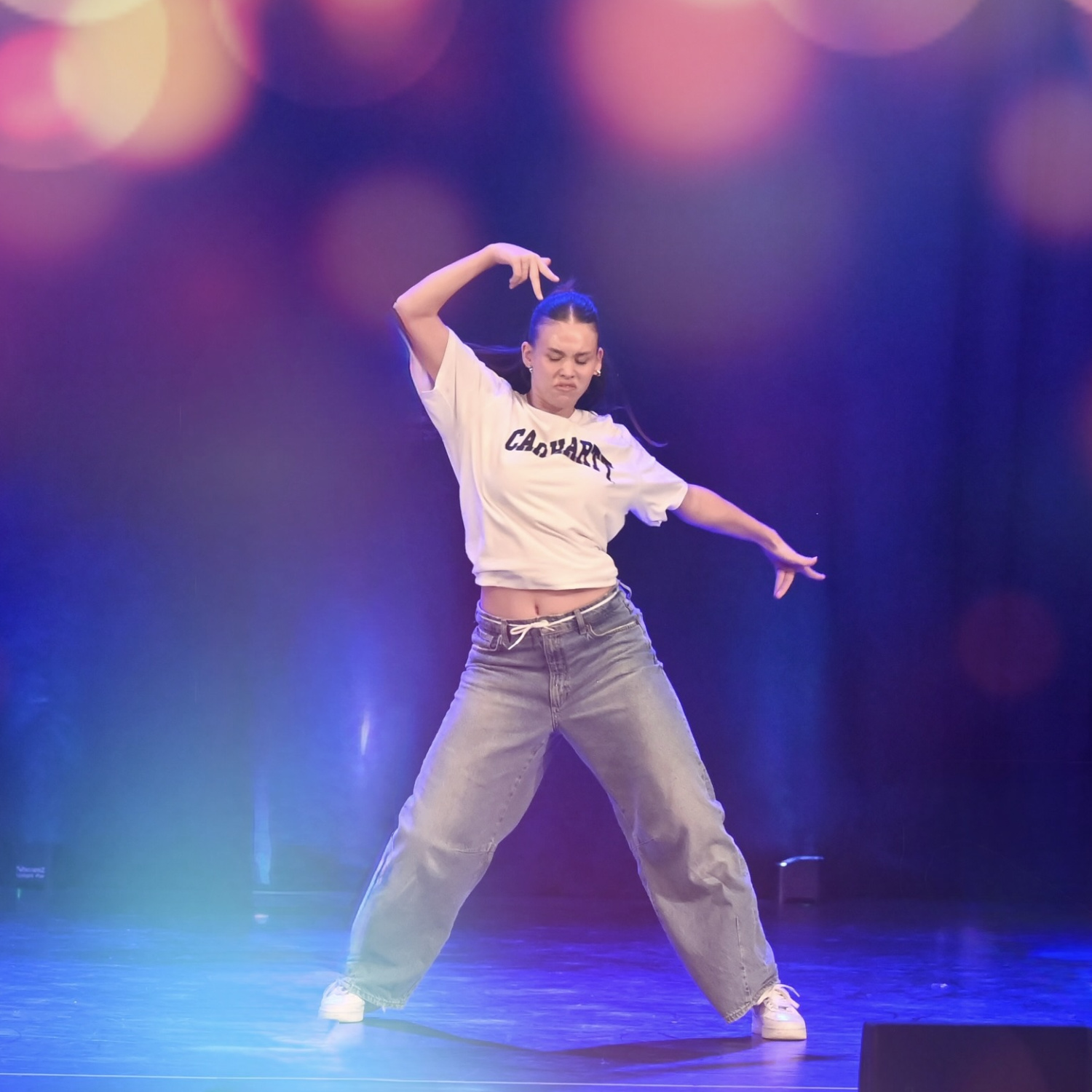 Laura-Marie Dembour tanzt Hip-Hop auf der Bühne