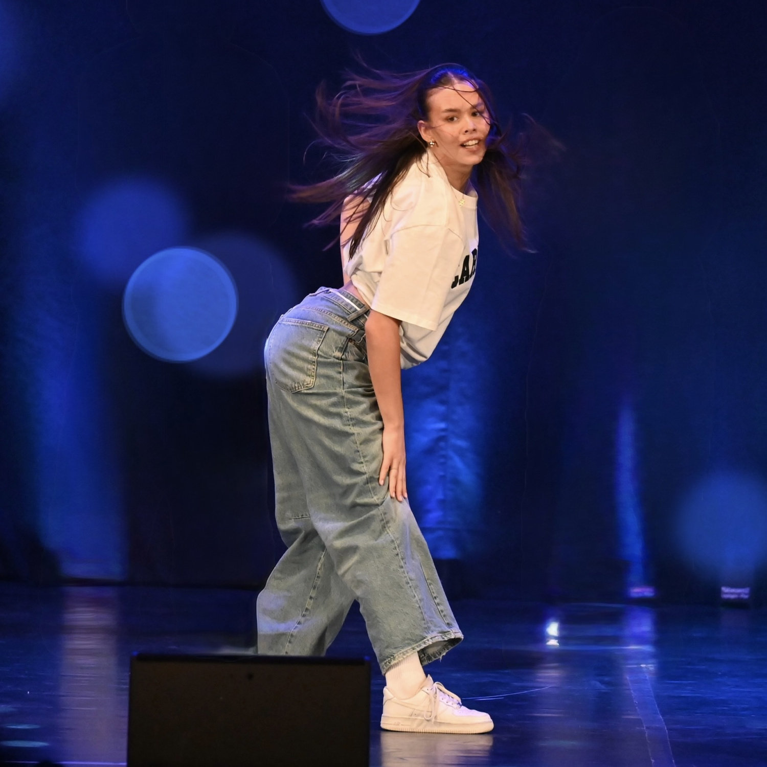 Laura-Marie Dembour bei einer Hip-Hop-Performance auf der Bühne