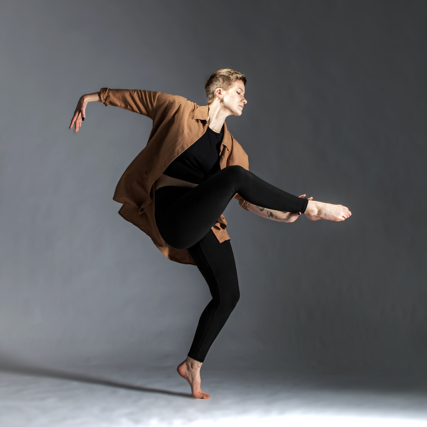 Tabea Borchert in dynamischer Contemporary-Dance-Pose im Studio