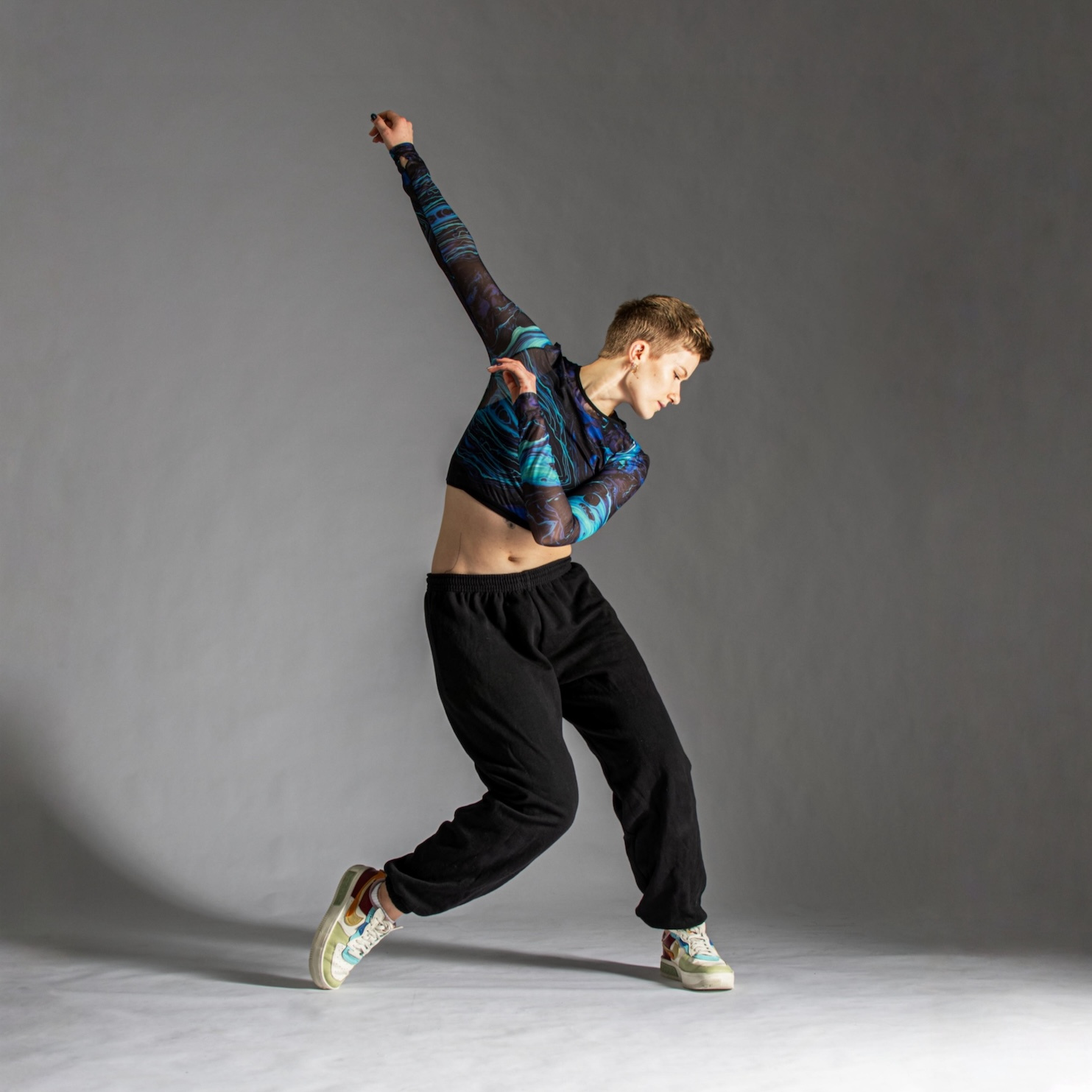 Tabea Borchert in urbaner Tanzpose im Studio