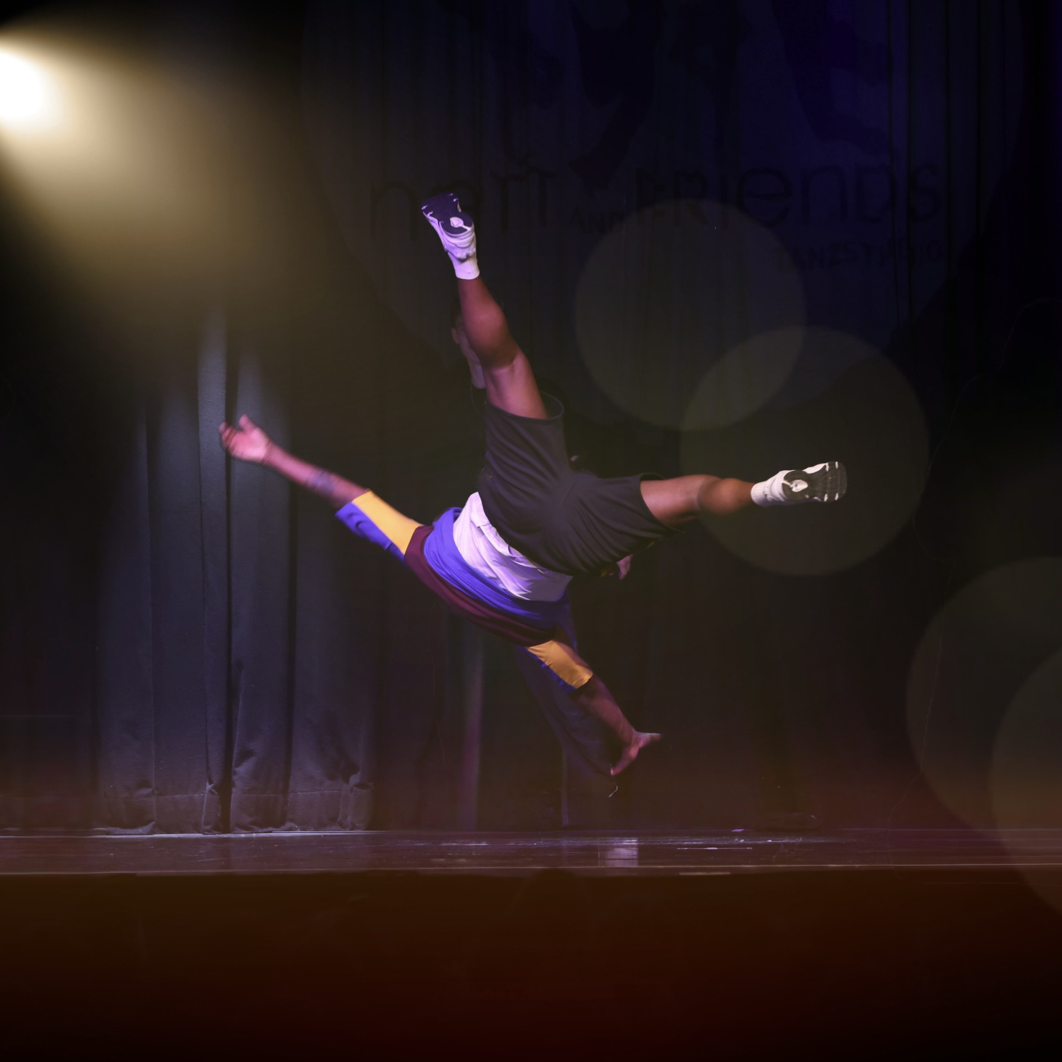 Yann Fandio in spektakulärem Breakdance-Powermove auf der Bühne