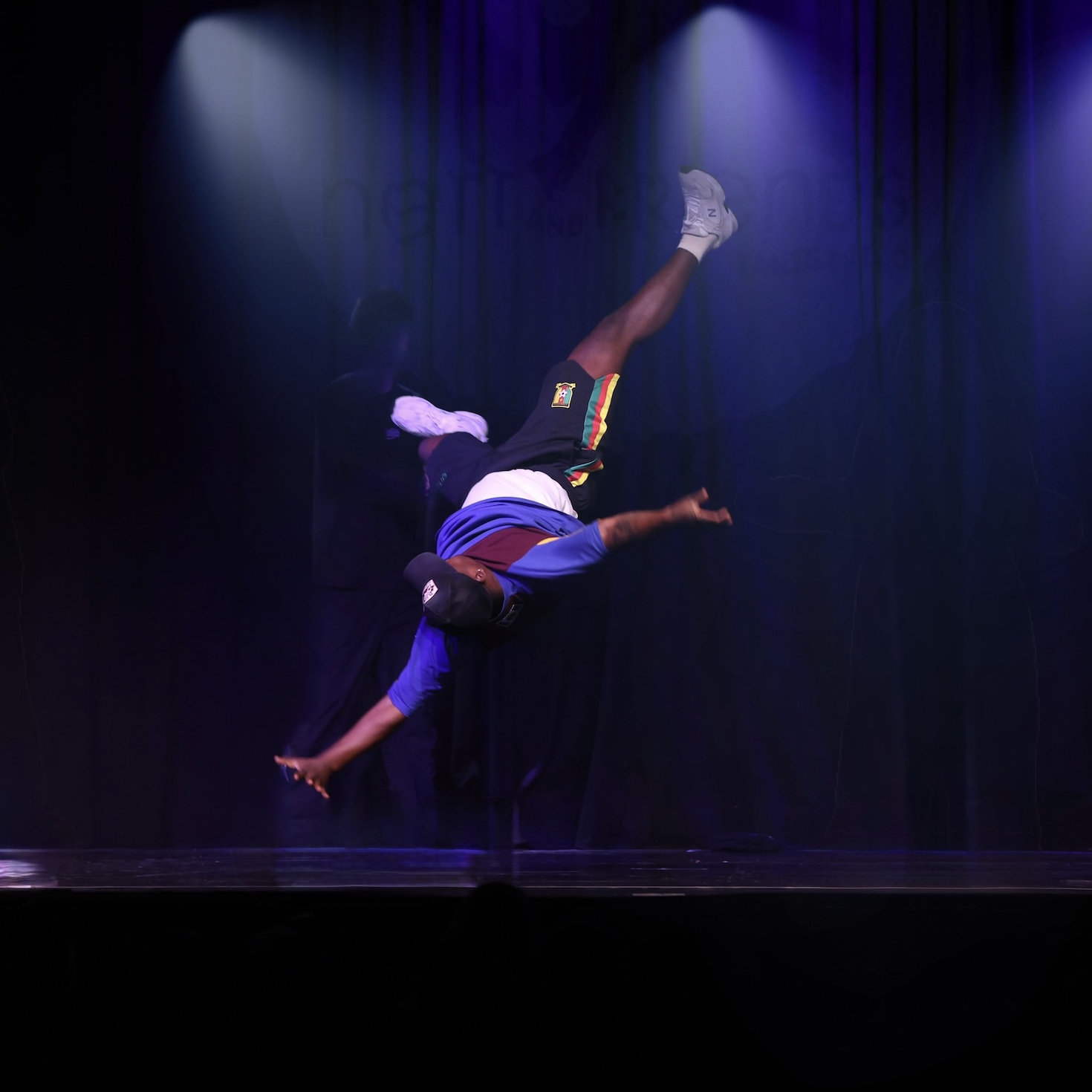 Yann Fandio in akrobatischer Breakdance-Pose während der Bühnenshow