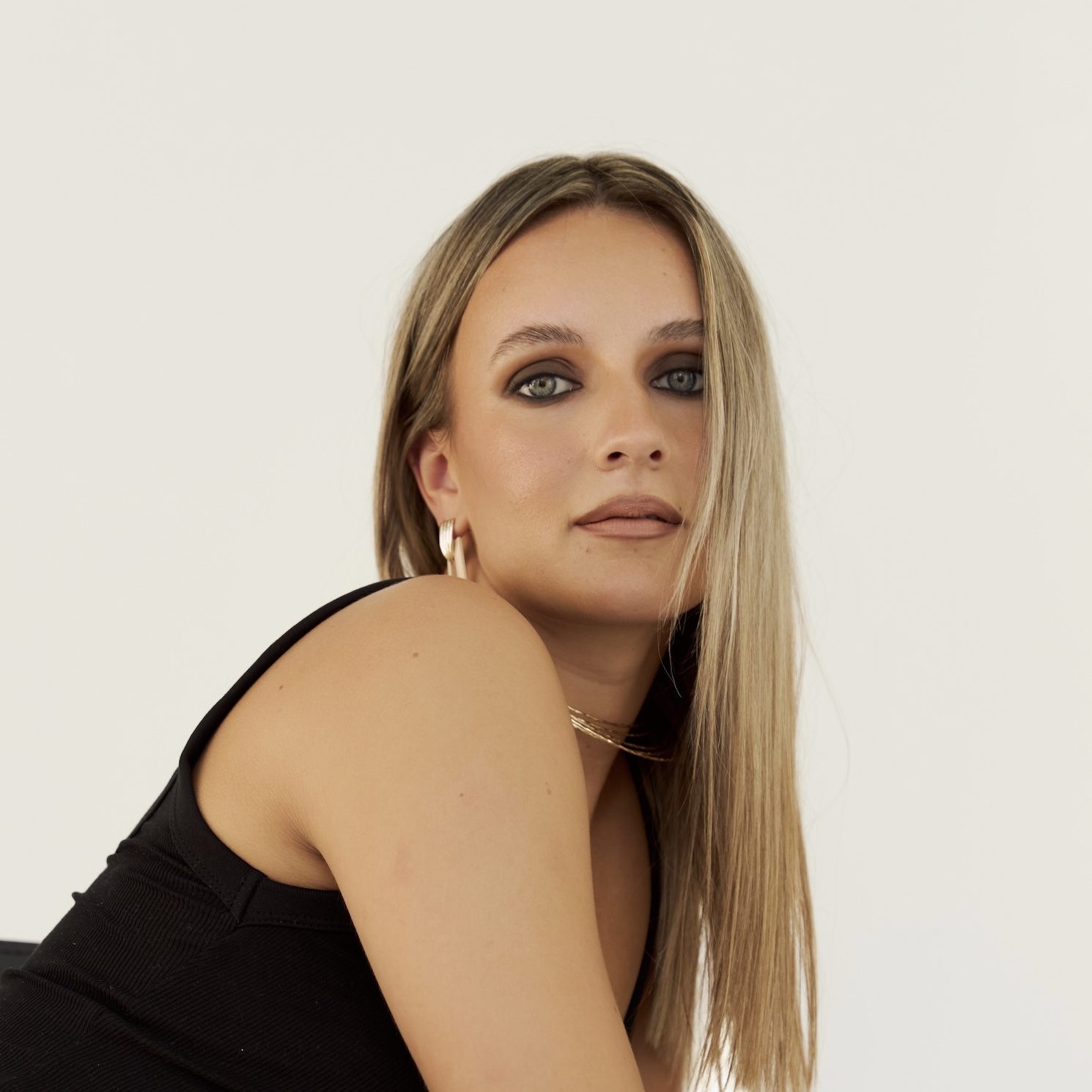 Vivien mit ausdrucksstarkem Smokey-Eyes-Make-up – selbstbewusst, präsent