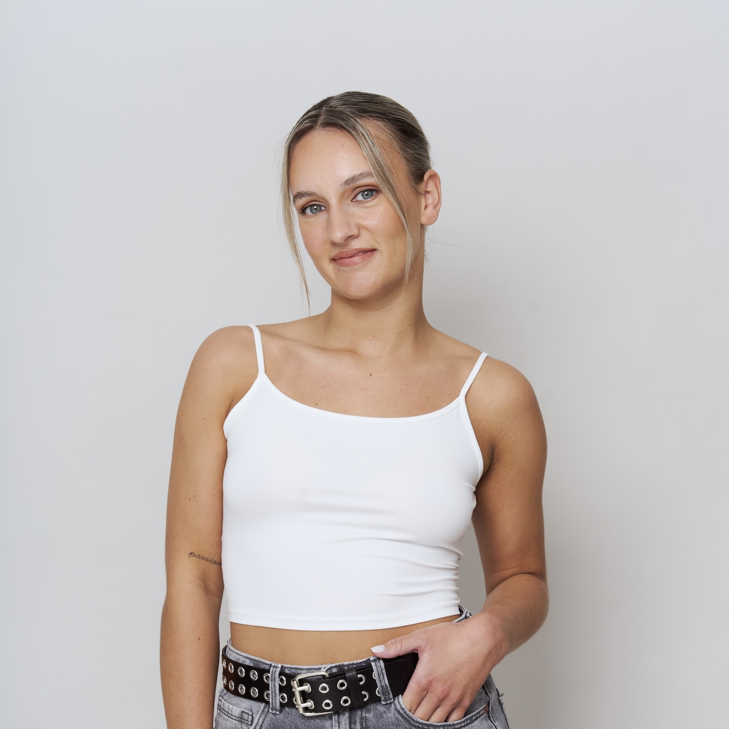 Vivien ganz locker in Jeans – natürlich, nahbar und mit entspannter Ausstrahlung