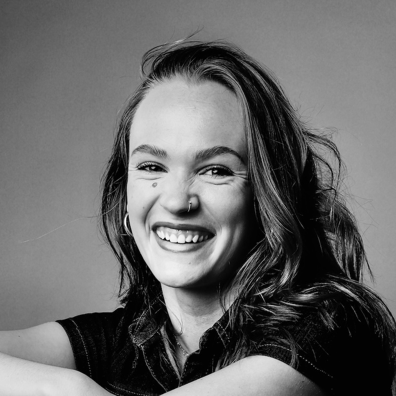 Porträt von Finja Ostermann, Tanzpädagogin in Köln, lachend in Schwarz-Weiß