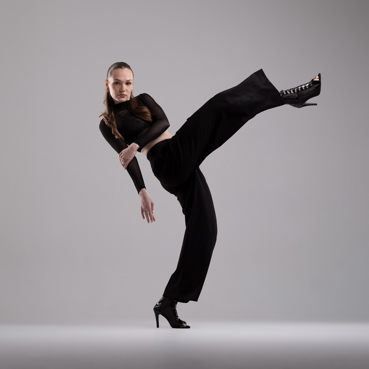 Finja Ostermann in eleganter Jazz-Tanzpose mit schwarzem Outfit und High Heels