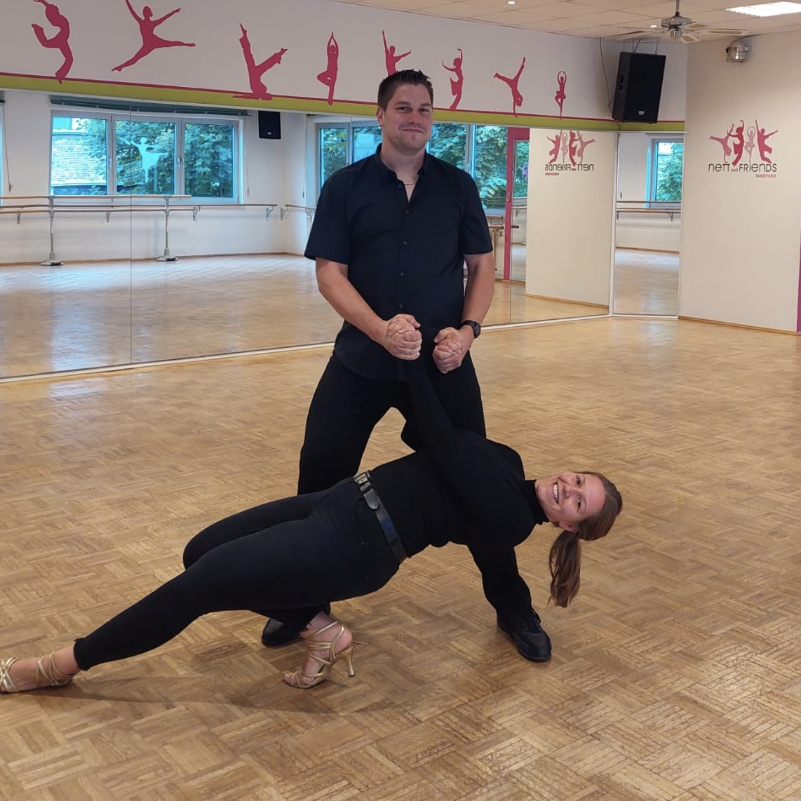 Discofoxfigur mit Tanzpaar in unserer Tanzschule in Köln