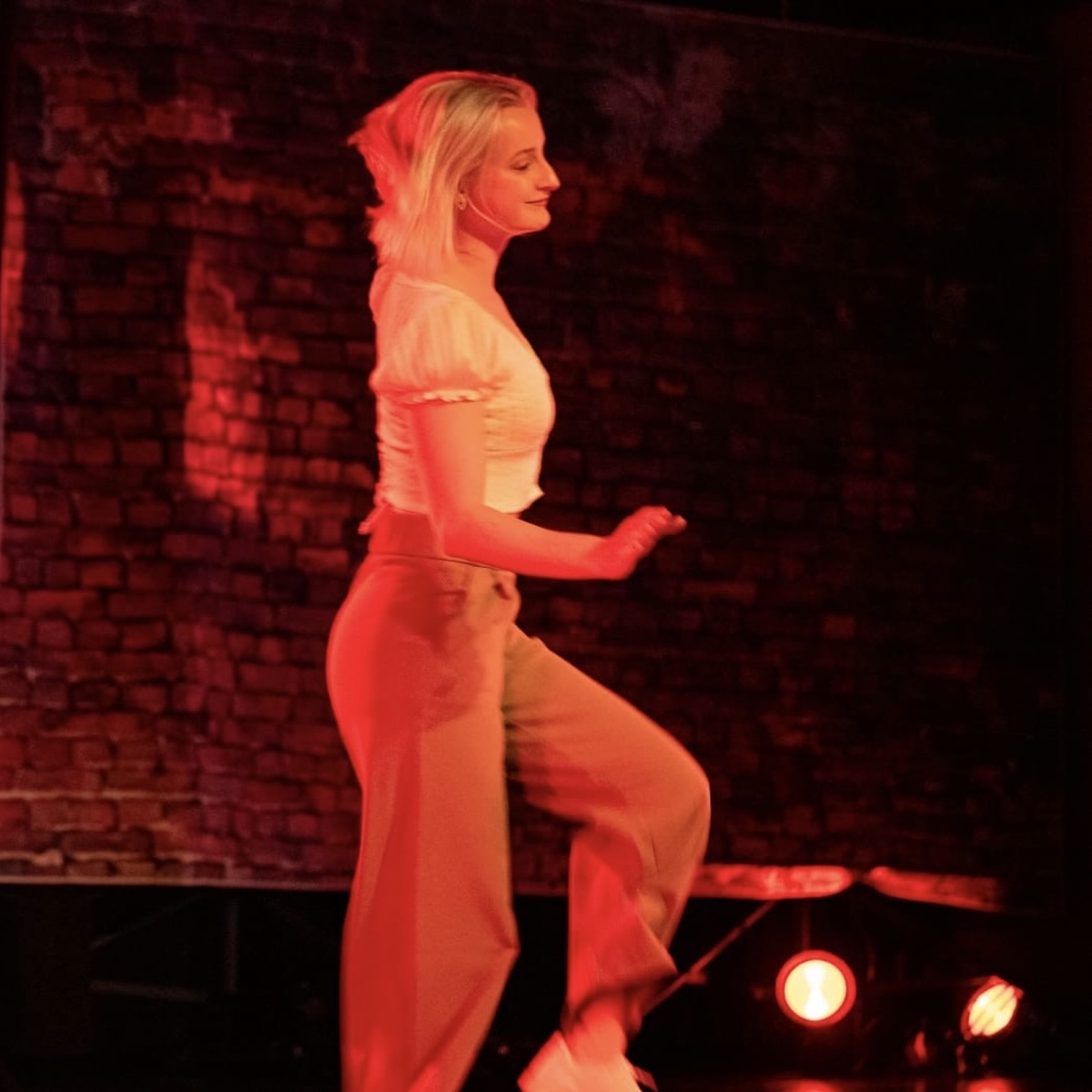 Tanzlehrerin Josi bei Tanzshow auf der Bühne in Köln