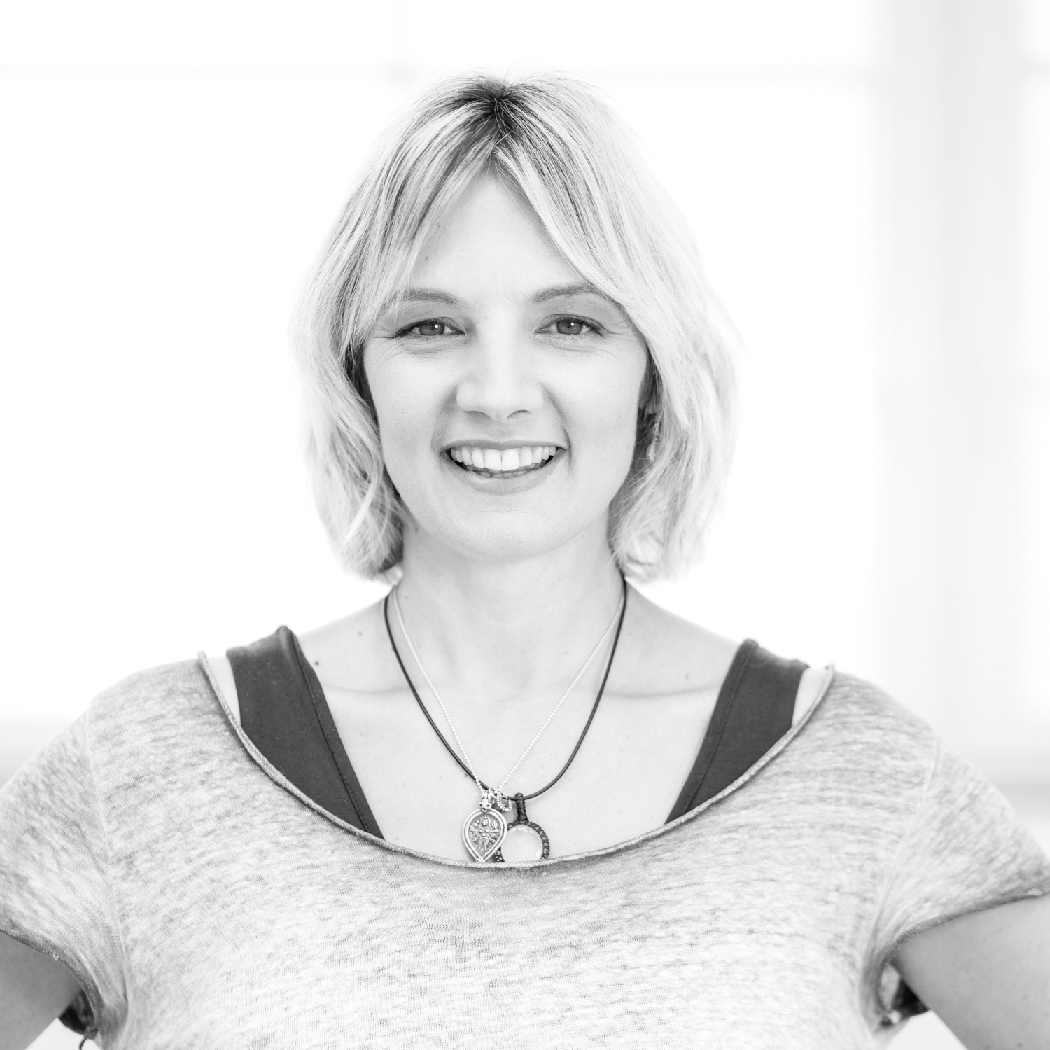 Trixi Nett, Inhaberin der Tanzschule Nett & Friends, lächelnd im Studio – Symbol für Tanzspaß, Herzlichkeit und Lebensfreude.