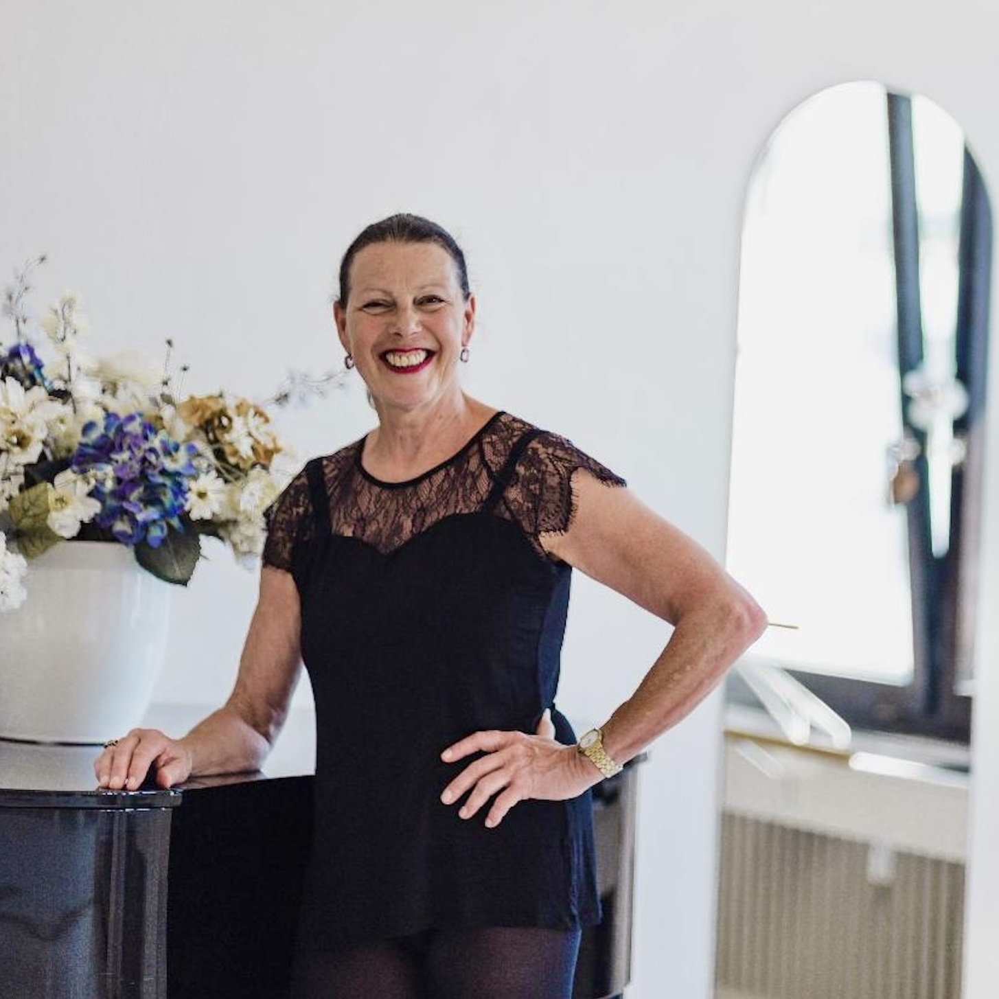 Uschi Wien-Fischer am Flügel im Ballettsaal in Bad Honnef